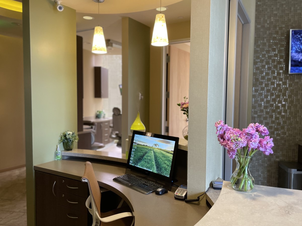 San-Jose-Dental-Office-welcoming-font-desk